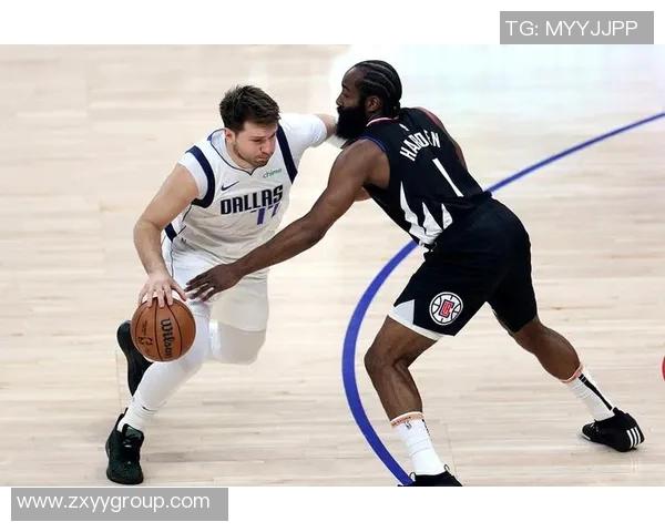 布鲁克林篮网与纽约尼克斯激战正酣谁能在这场德比中笑到最后